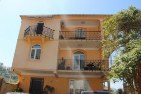 Yellow House - Vaja
